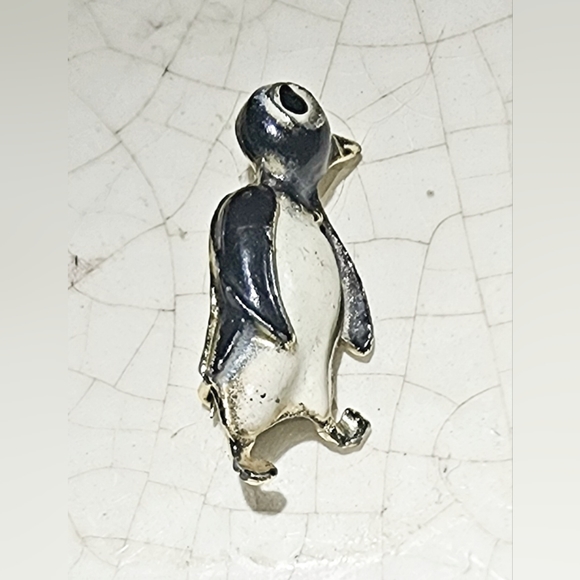 Small collector's item black white penguin scatter pin, tie tack, lapel brooch - Picture 2 of 4